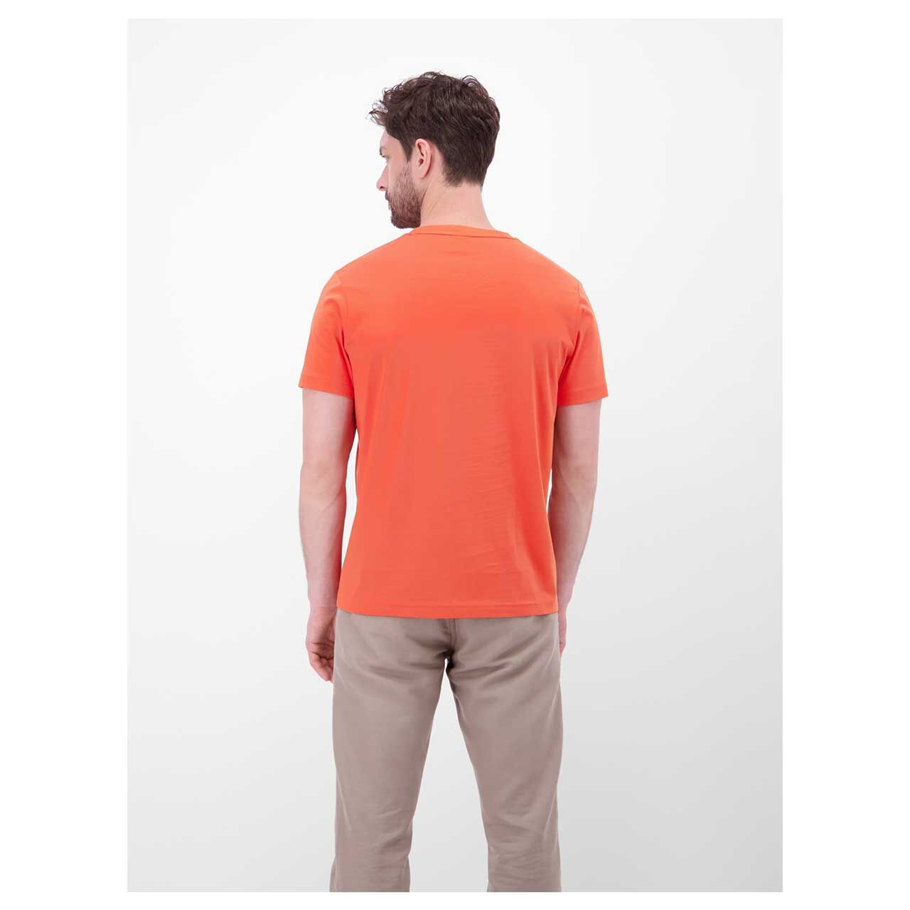 Herren T-Shirt von lerros in Rot mit Print, Rückansicht am Model