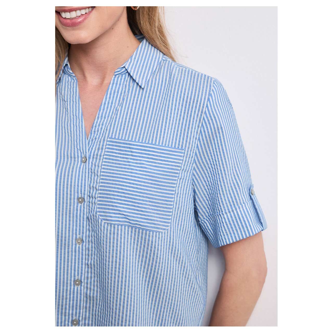 Damen Kurzarm Bluse Buttoned Shirtcollar von Street One in Hellblau gestreift, Detailansicht Model vorne