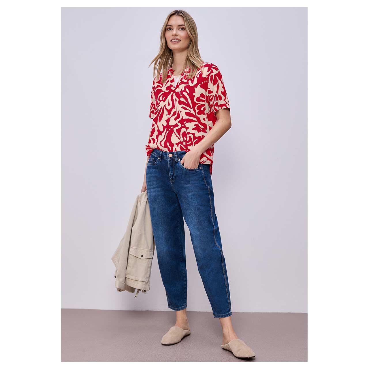 Damen Kurzarm Bluse Splitneck Turn-Up von Street One in Rot mit Print, Ganzkörperansicht am Model