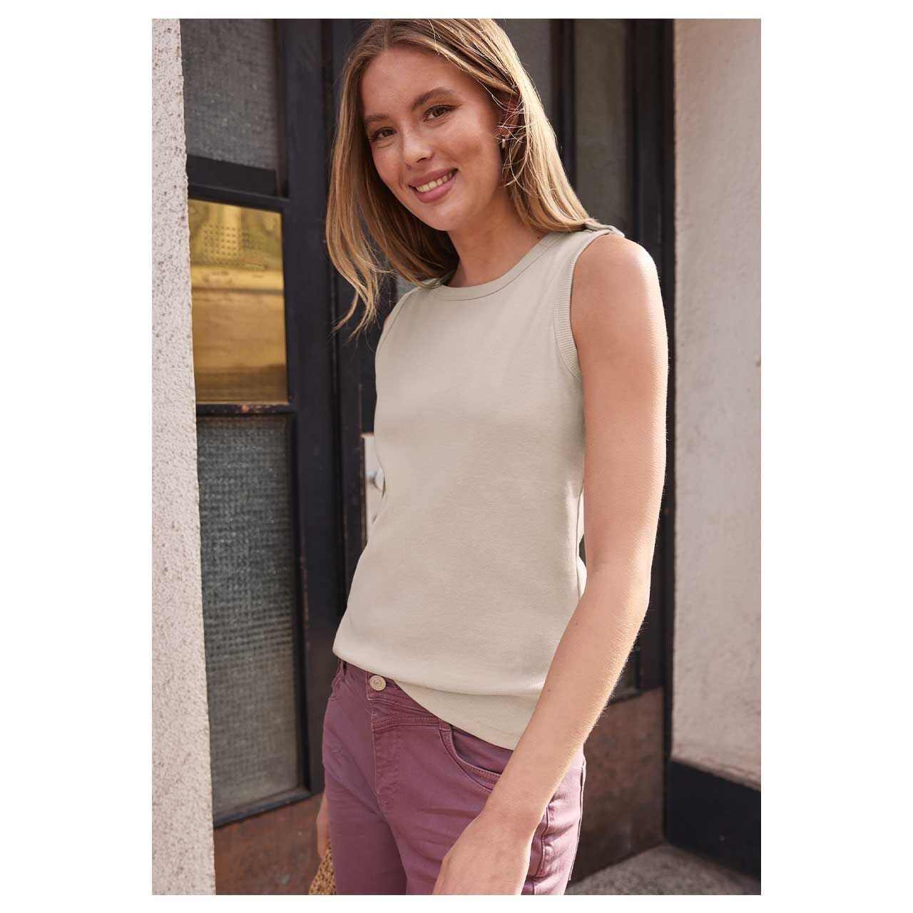 Damen Top Rib Deco Buttons von Street One Studio in Beige, Vorderansicht am Model