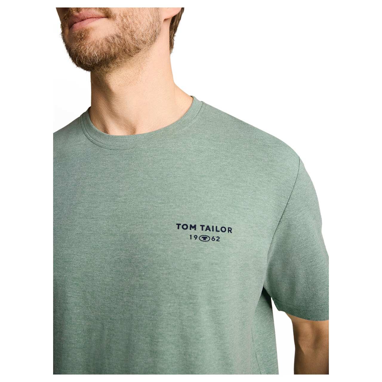 Herren Piqué T-Shirt von Tom Tailor in Grün meliert, detaillierte Vorderansicht am Model