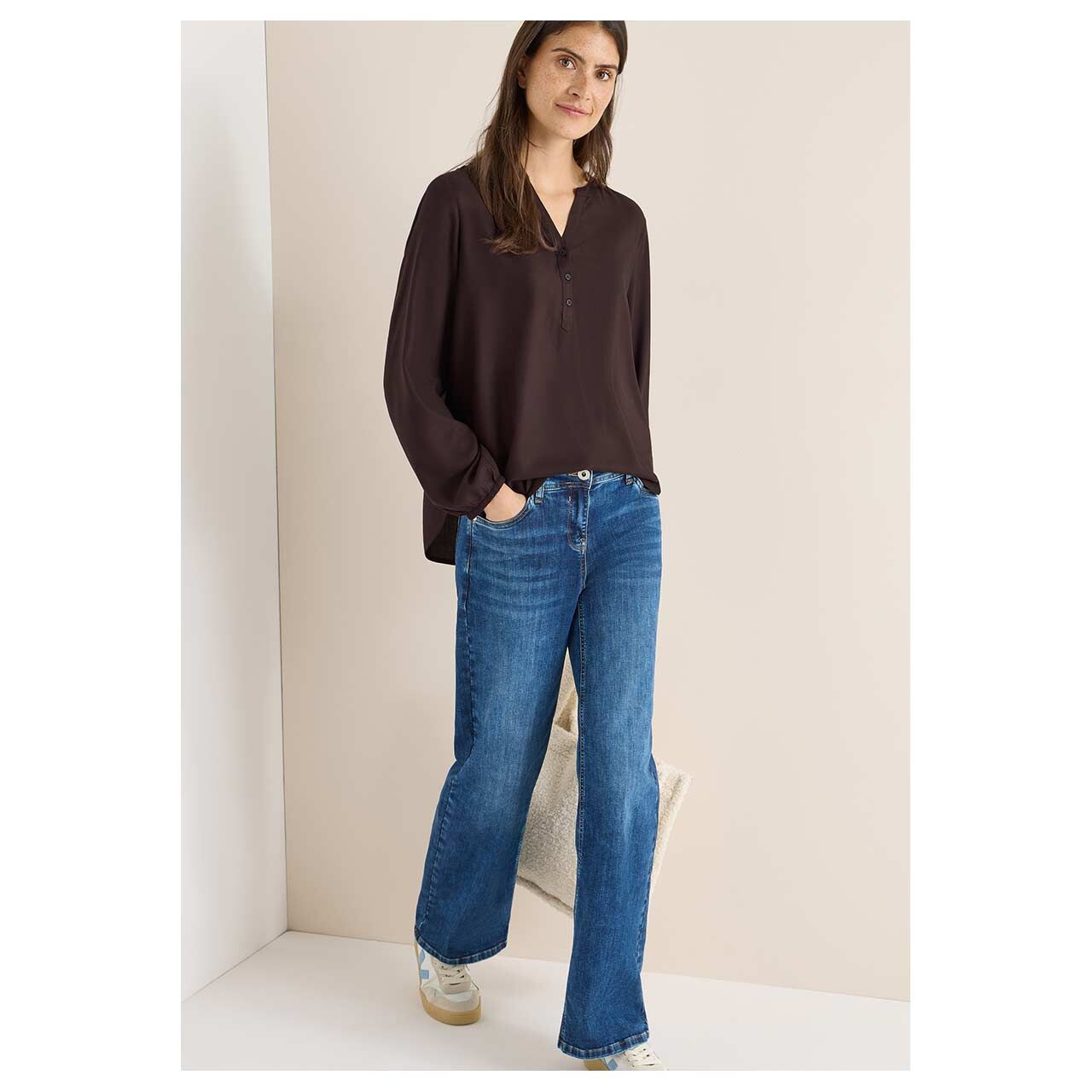 Damen Langarm Bluse Solid von Cecil in Dunkelbraun, Ganzkörperansicht am Model
