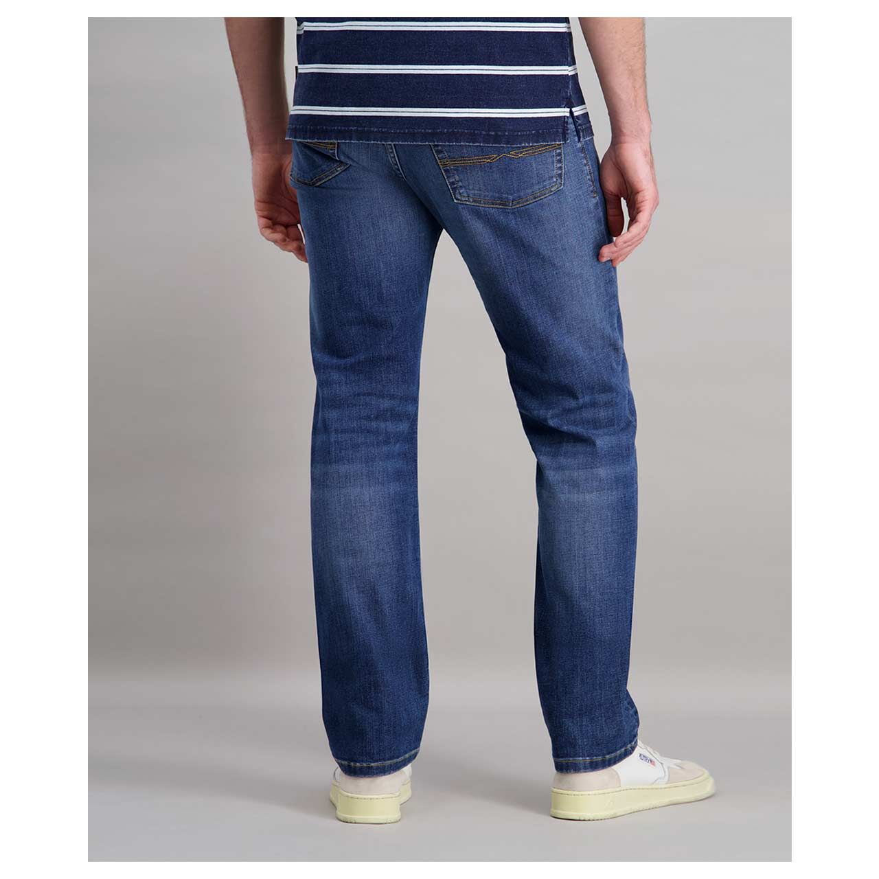 Stretch Herrenjeans Rando Megaflex in Blau angewaschen von Pioneer, Rückansicht Model
