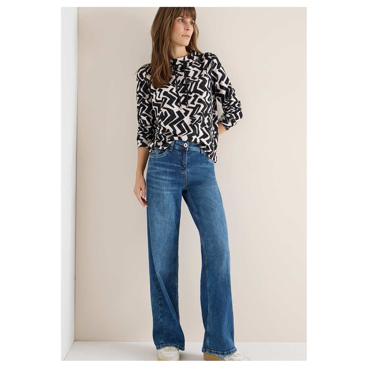 Damen Langarm Shirt Cosy Funnel Neck von Cecil in Greige mit Print, Ganzkörperansicht am Model