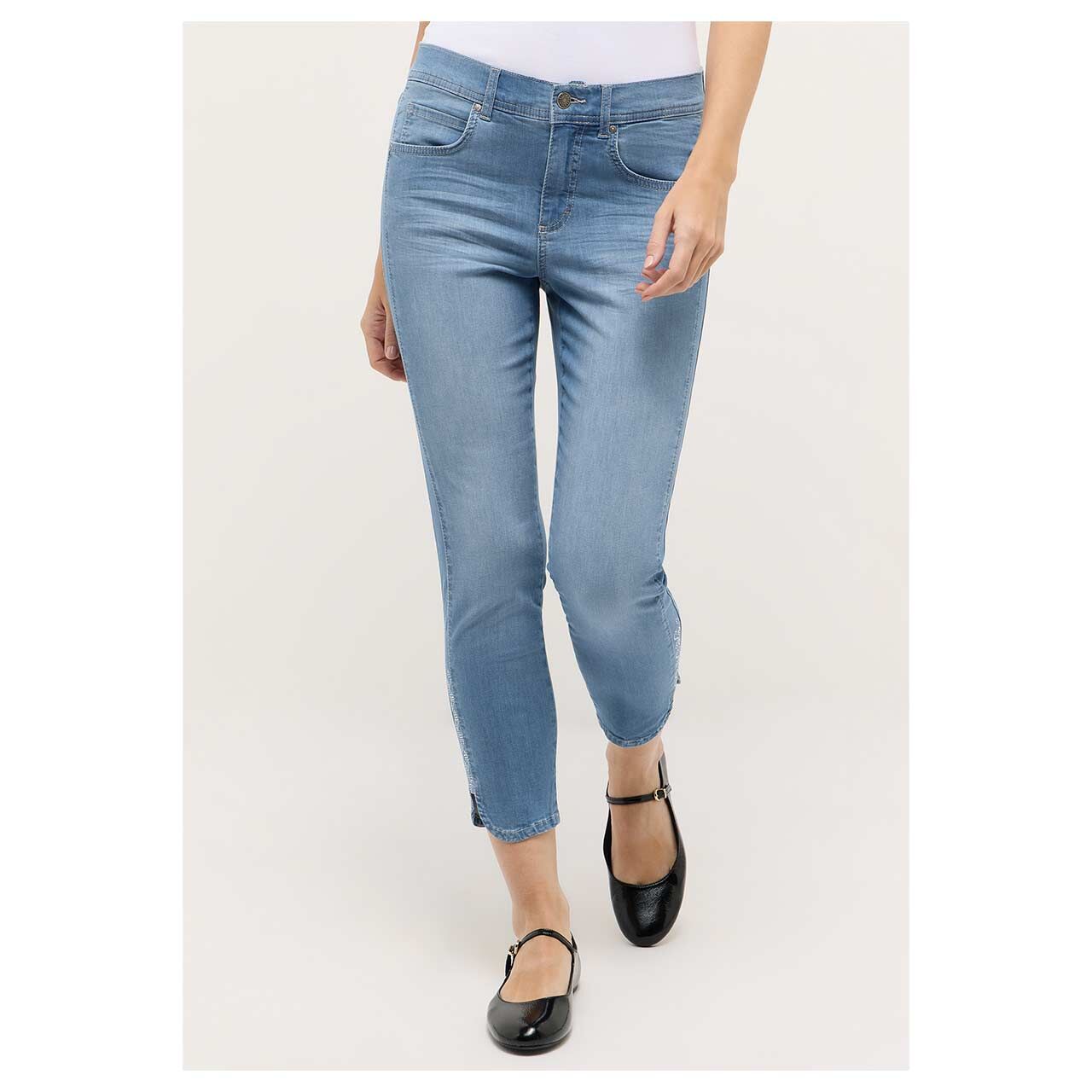 Damen 7/8 Jeans Ornella von Angels in Blau angewaschen mit Strass, Vorderansicht am Model
