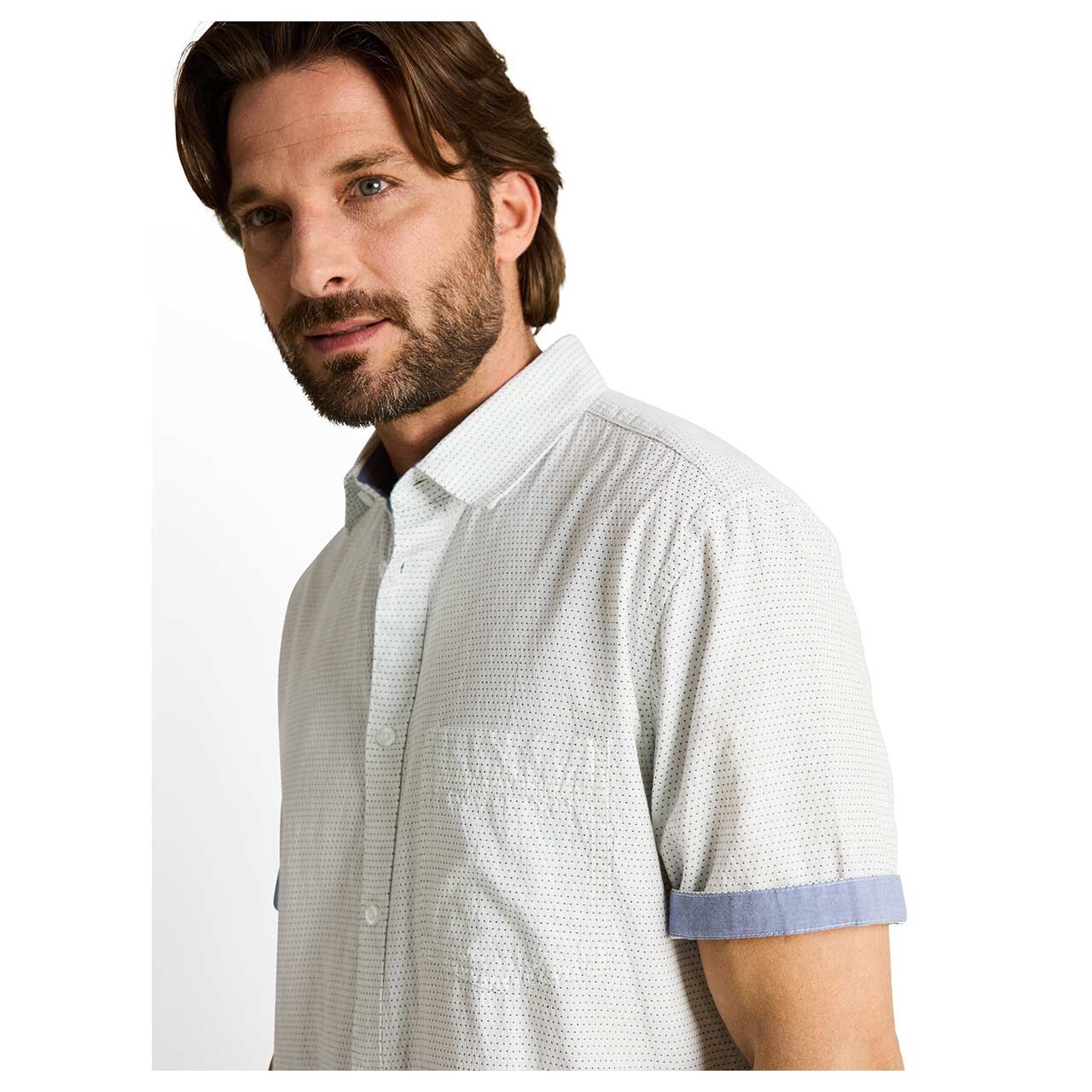 Herren 1/2 Arm Hemd von Tom Tailor in Weiß mit Print, detaillierte Vorderansicht am Model