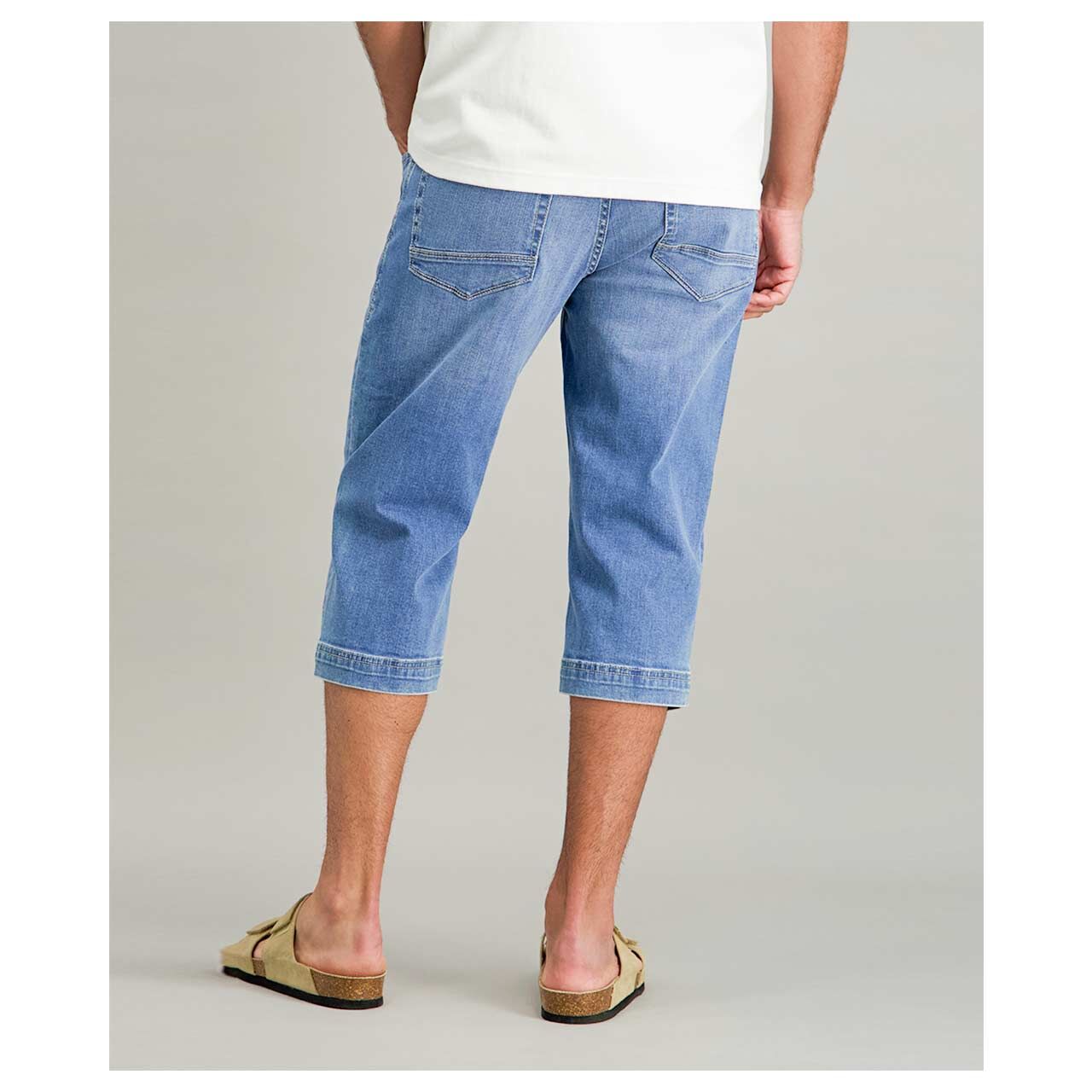 Herren 3/4 Jeans Bill Megaflex in Hellblau angewaschen, Rückansicht am Model