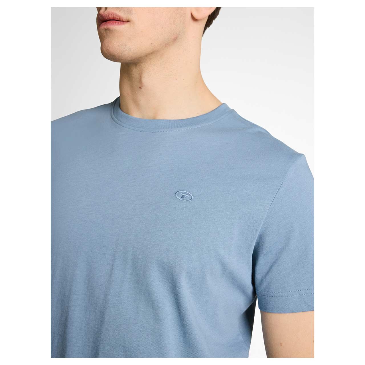 Herren T-Shirt von Tom Tailor in Blau, detaillierte Vorderansicht am Model