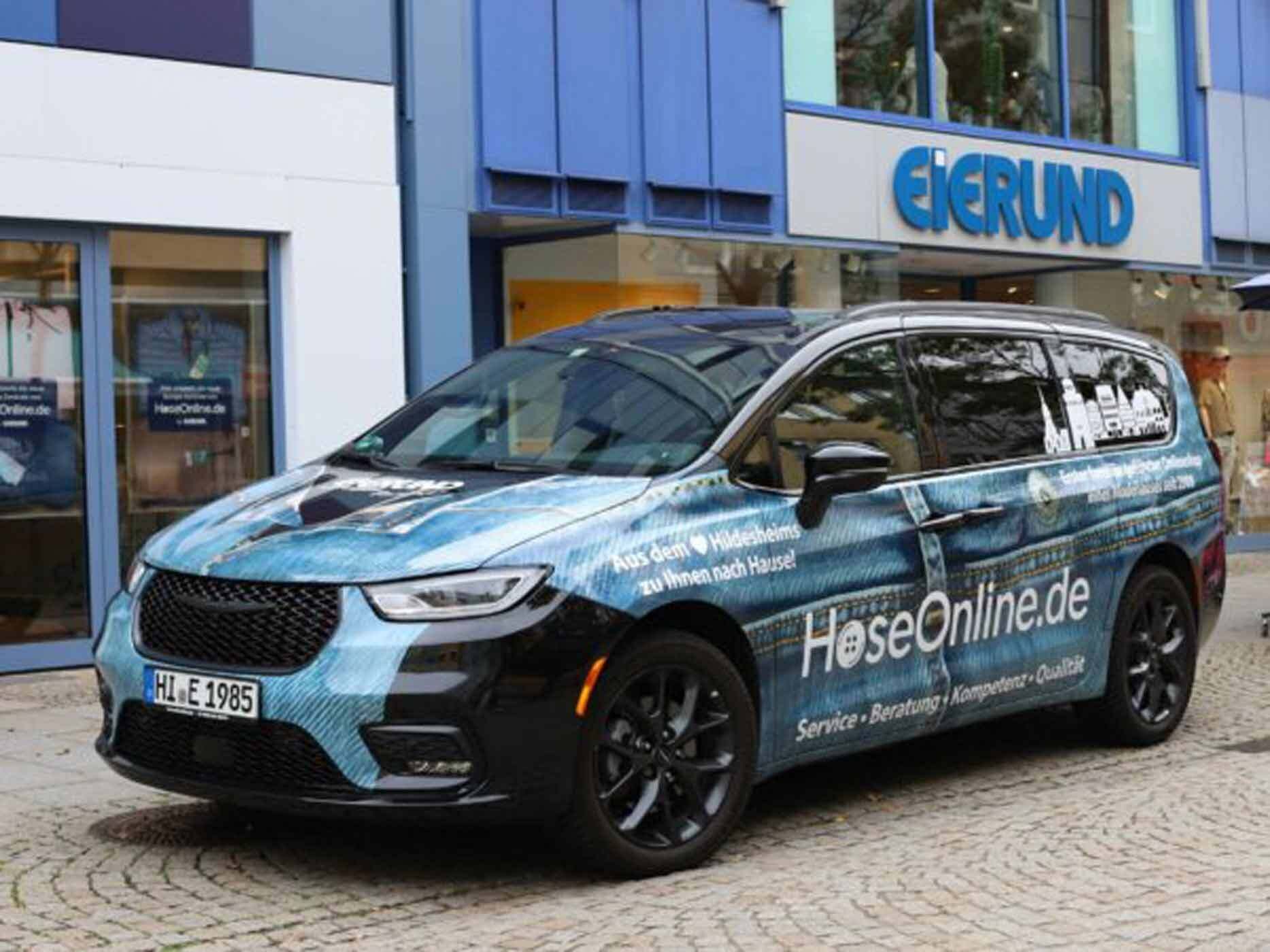 Das Eierund-Auto in seiner Gesamtansicht von der Seite.