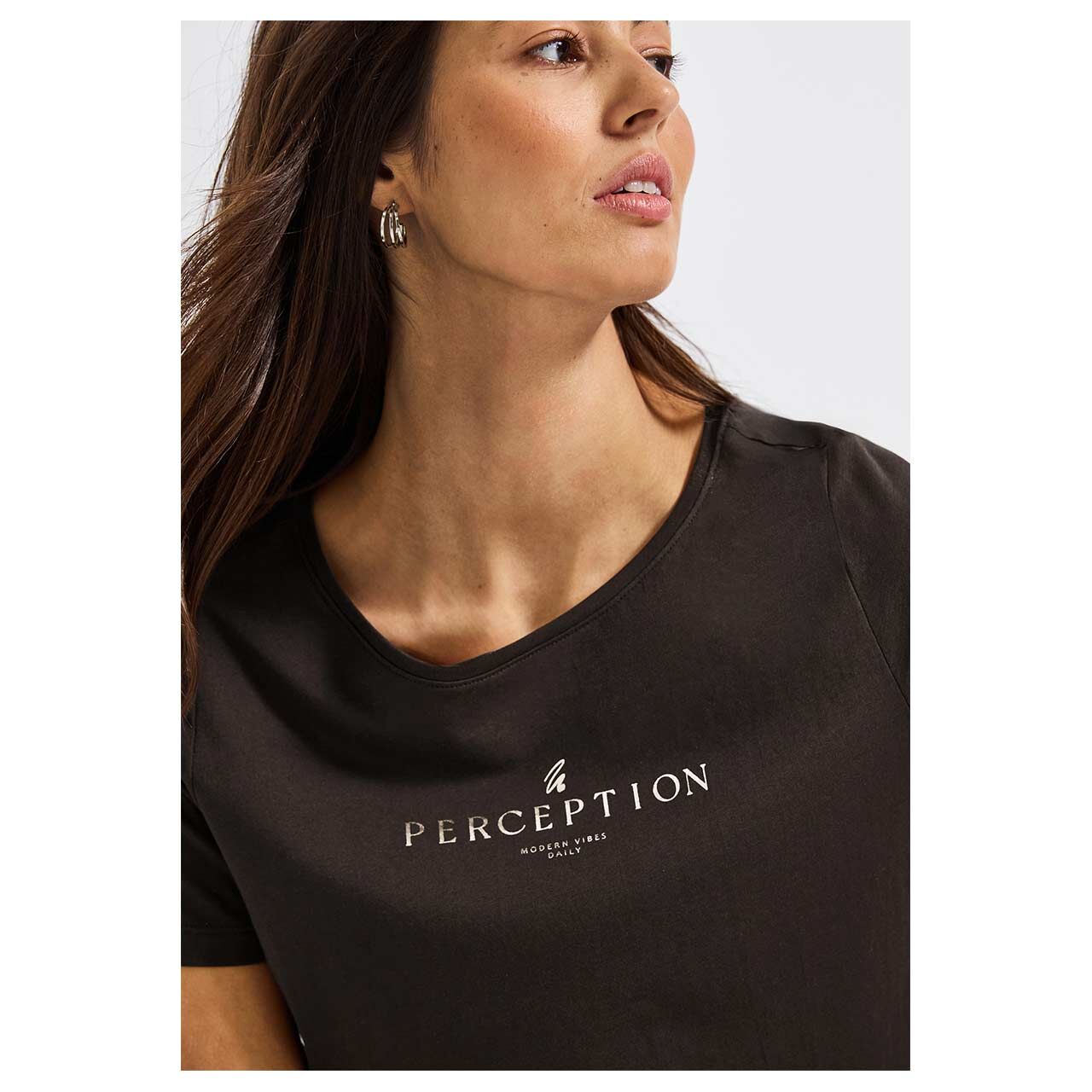 Damen T-Shirt Basic Wording von Street One in Dunkelbraun, Detailansicht Oberkörper am Model