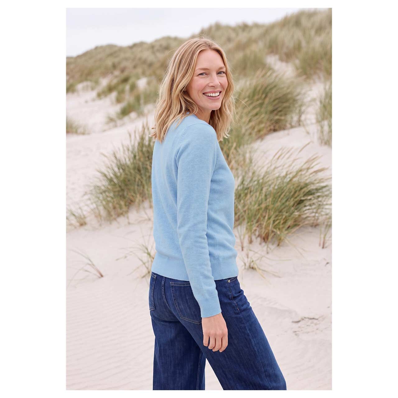 Damen Pullover Cosy Roundneck von Cecil in Hellblau meliert, Rückansicht am Model