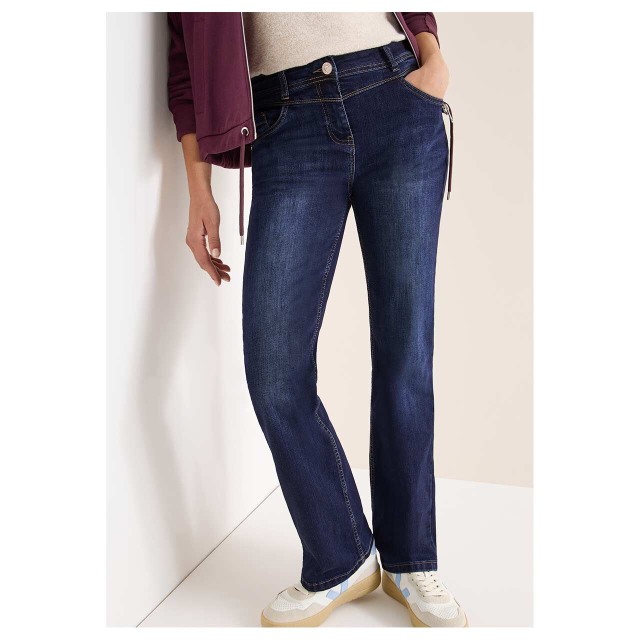 Damenjeans Toronto Bootcut von Cecil in Dunkelblau angewaschen, Vorderansicht am Model