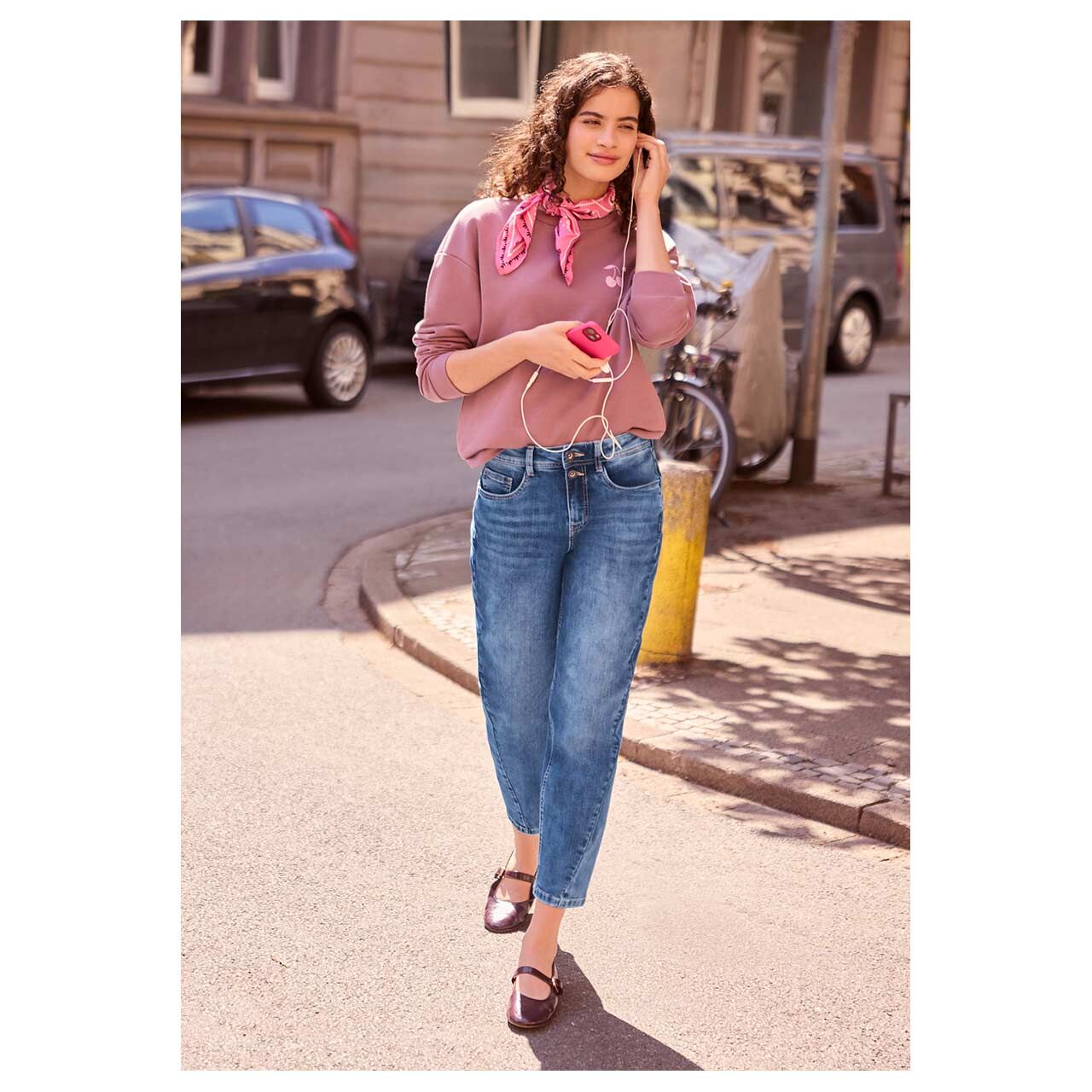 Damen Ankle Jeans Cleo von Street One Studio in Blau verwaschen, Ganzkörperansicht am Model