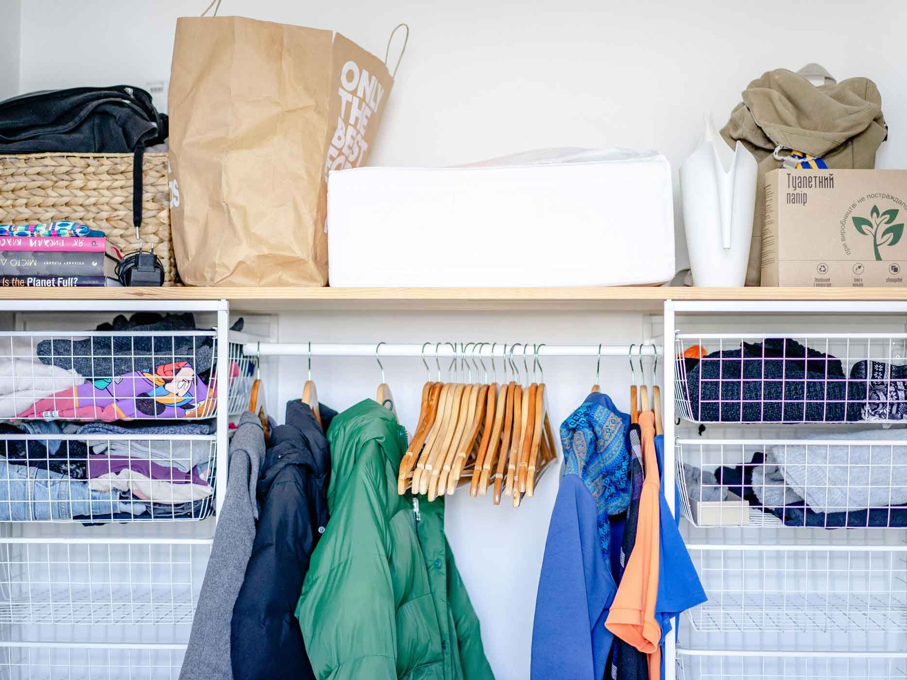 Ein Kleiderschrank mit verschiedenen Aufbewahrungsmöglichkeiten: Boxen, Bügeln, Schubladen,...