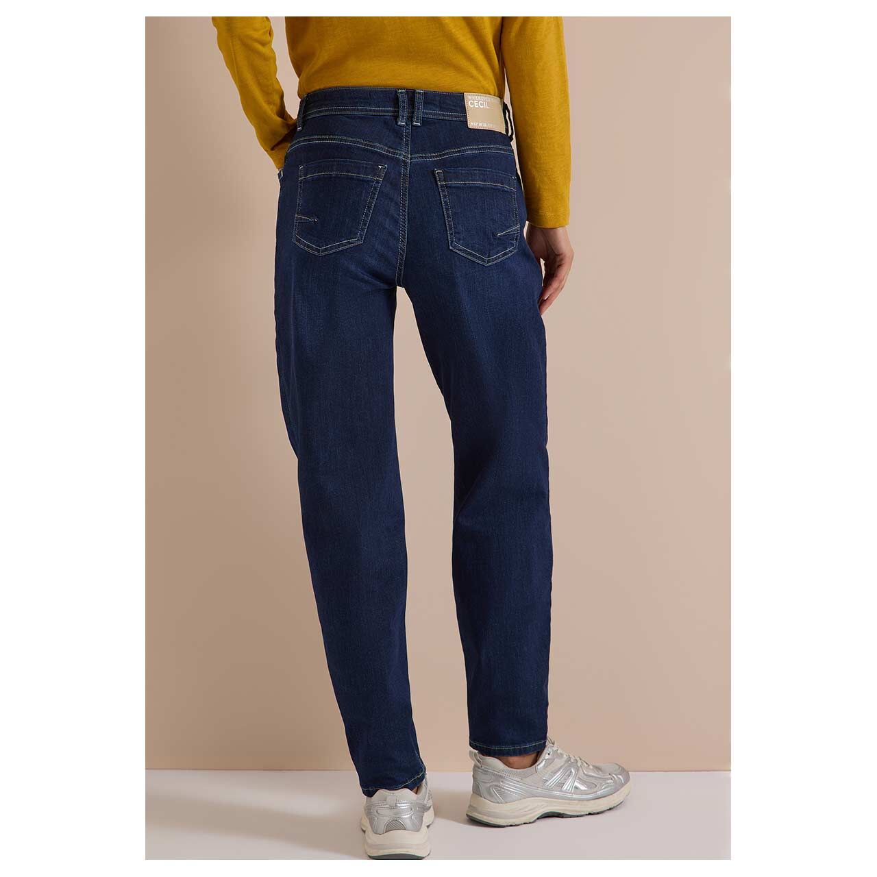 Damen Jeans Scarlett Barrel von Cecil in der Dunkelblau, Rückansicht am Model