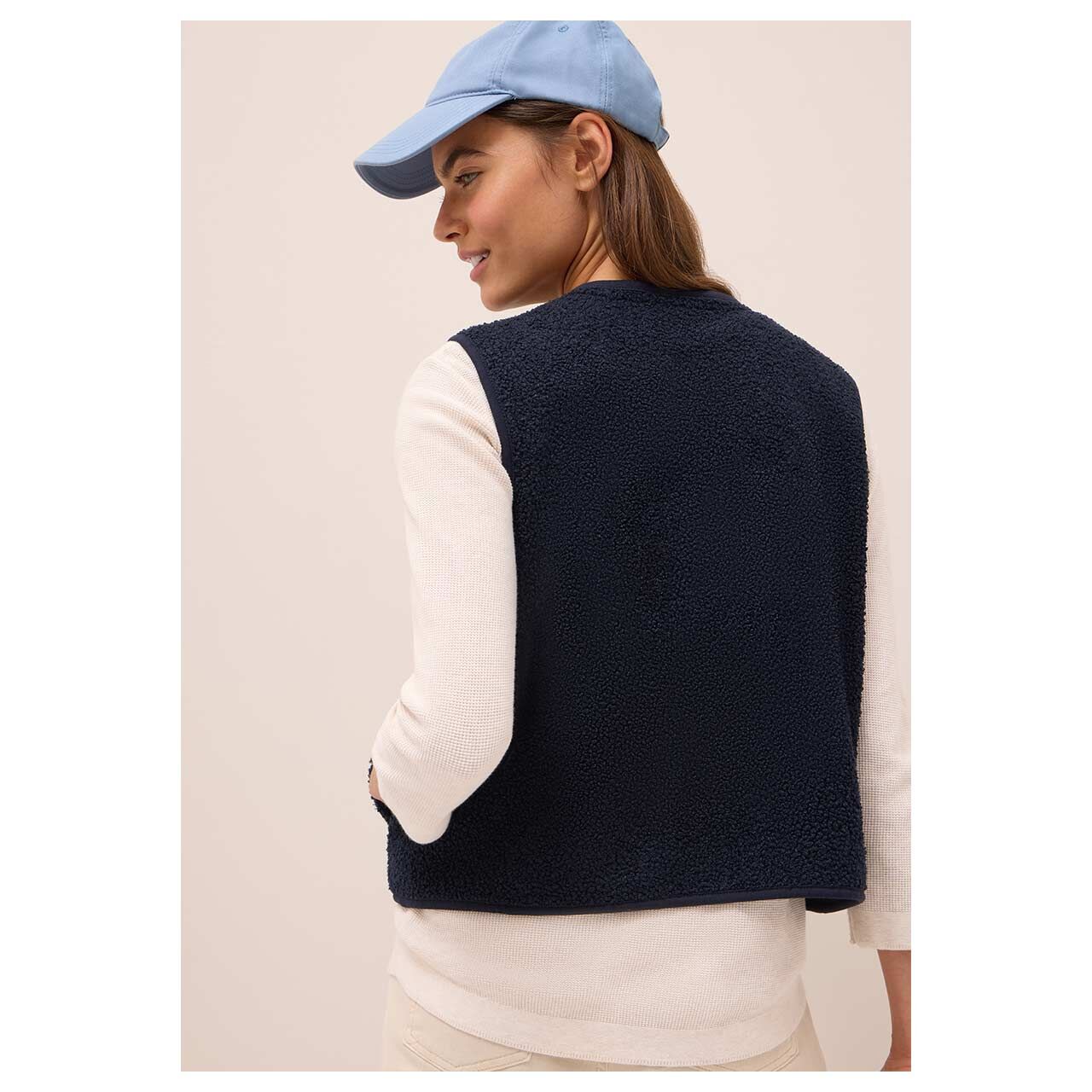 Damen Weste Curly Fake Wool Vest von Cecil in Dunkelblau, Rückansicht am Model