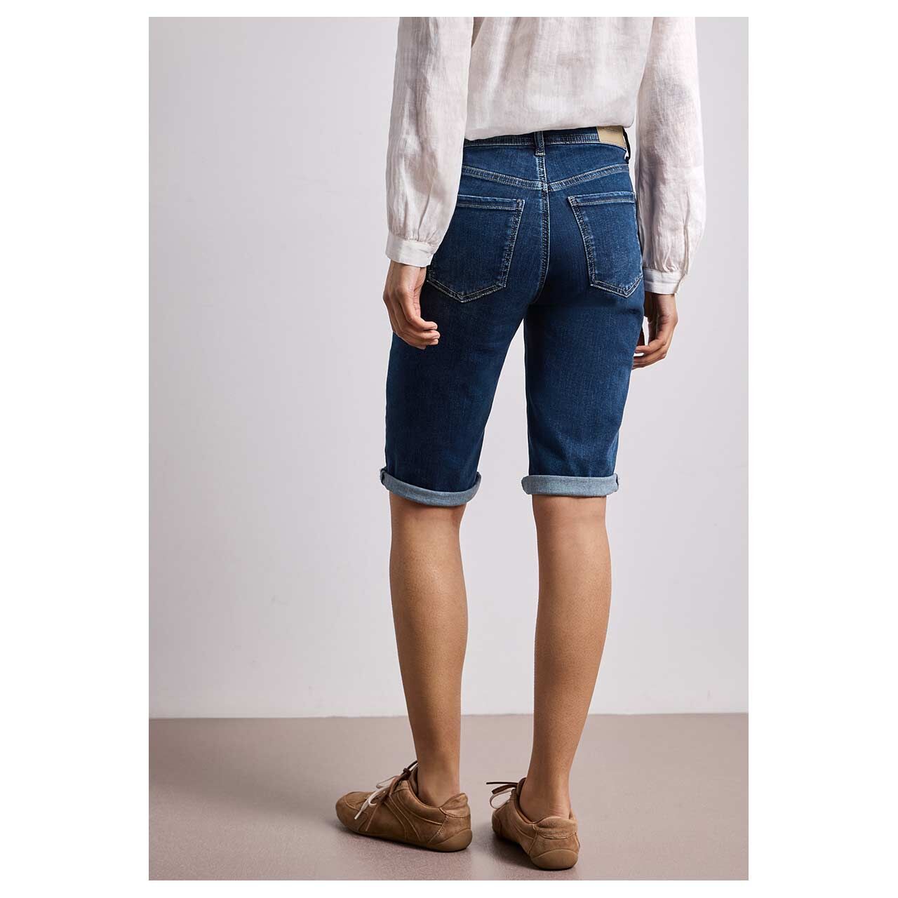 Street One Damen Jane Jeans Bermuda in Dunkelblau angewaschen, Rückansicht Model