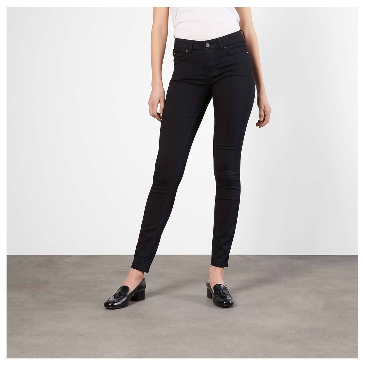 mac-dream-skinny-jeans-black-black-d999-model-vorne Damenjeans Dream Skinny von MAC in Schwarz, Vorderansicht