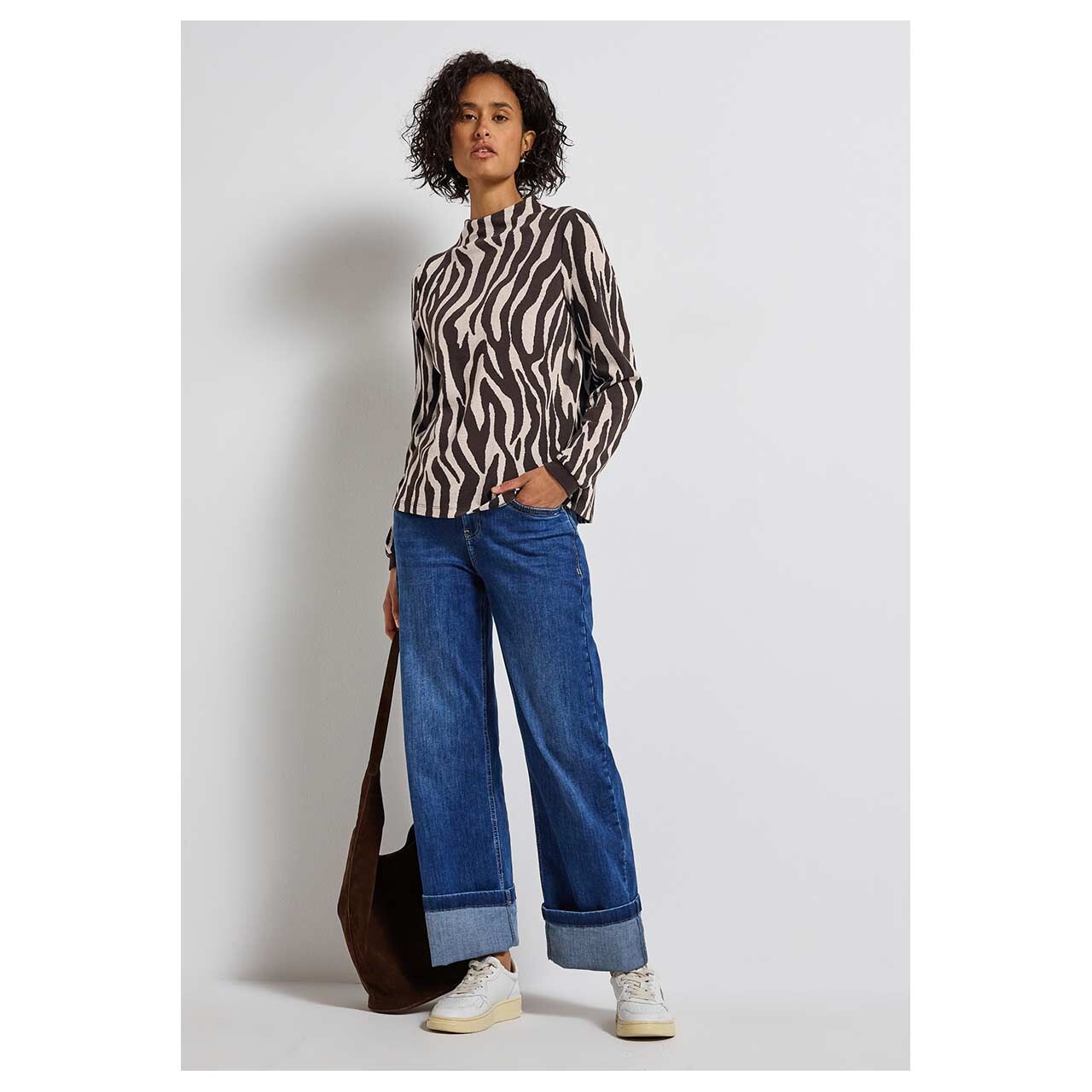 Damen Pullover Dessin Turtle Neck von Street One in Dunkelbraun mit Print, Ganzkörperansicht am Model