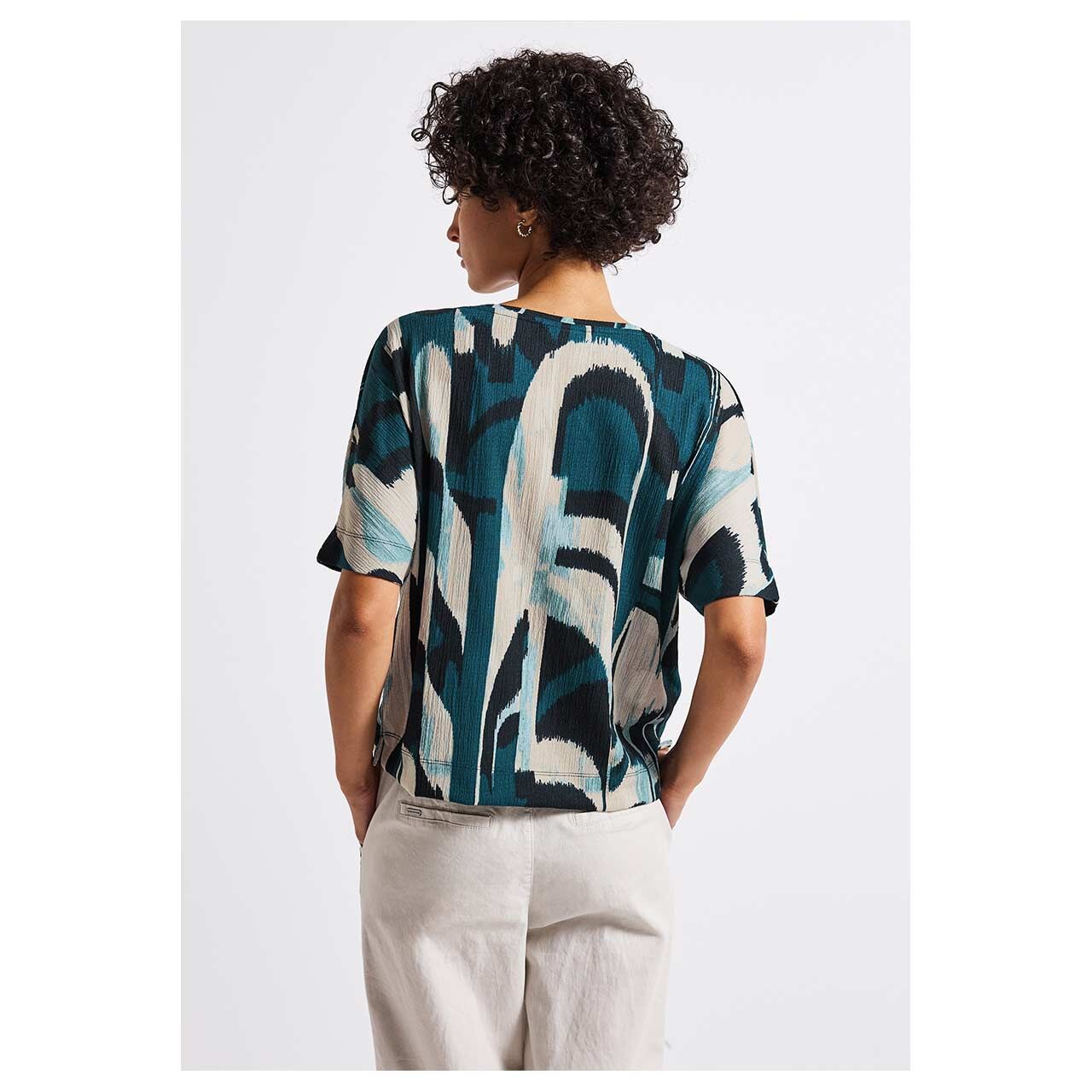 Damen T-Shirt Printed Crinkle von Street One in Petrol mit Print, Rückansicht am Model
