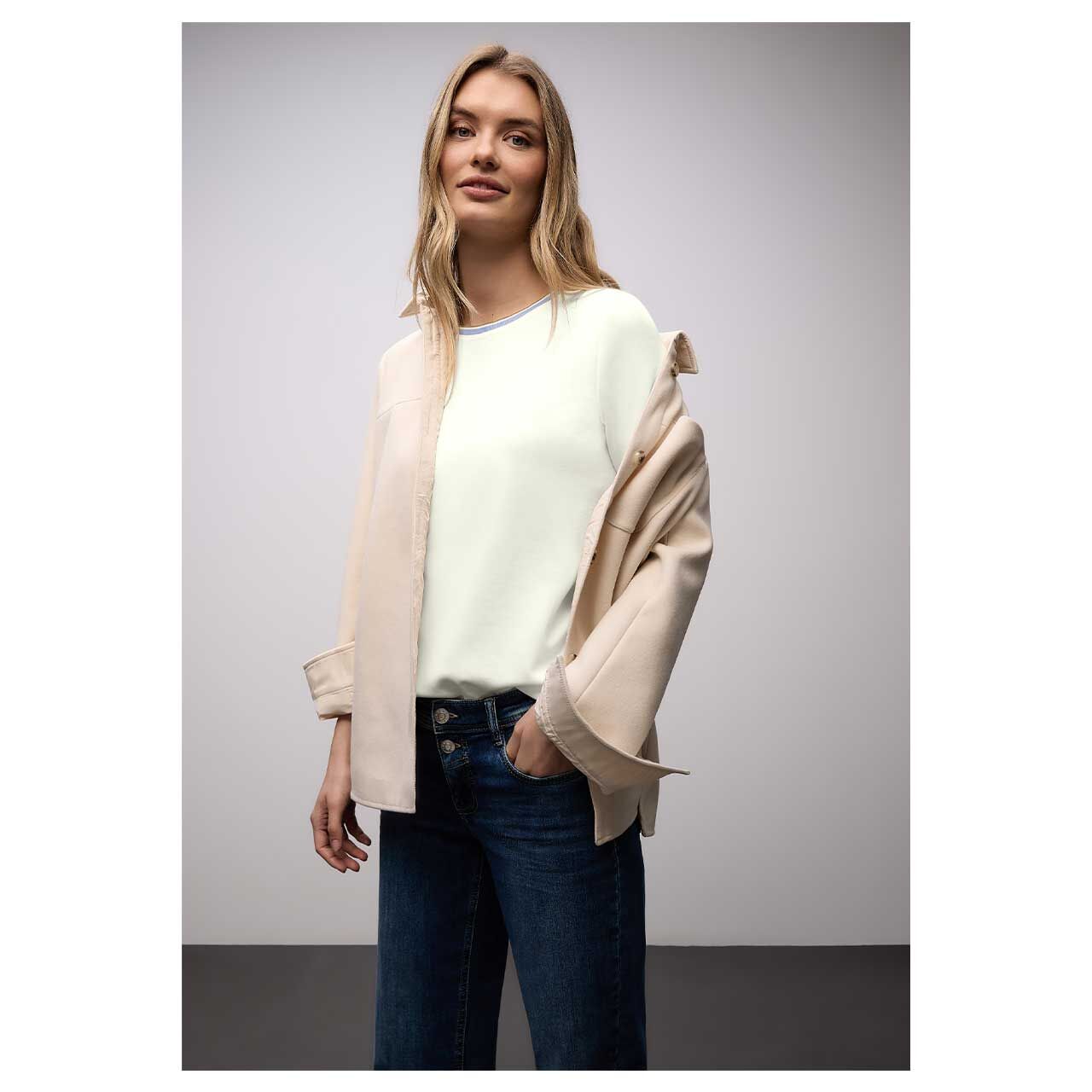 Damen T-Shirt Striped Collar von Street One in Cremeweiß, gestylte Vorderansicht am Model