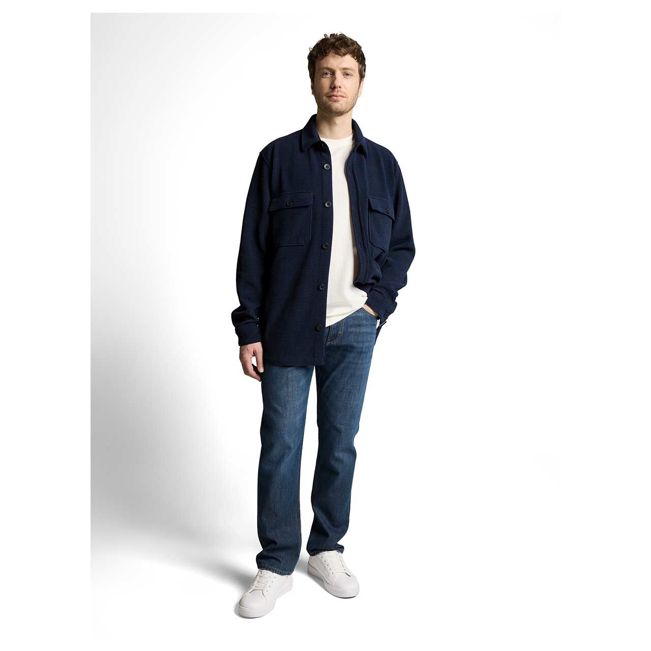 Herren Hemd Soft Structure Overshirt von Tom Tailor in Dunkelblau, Ganzkörperansicht Model