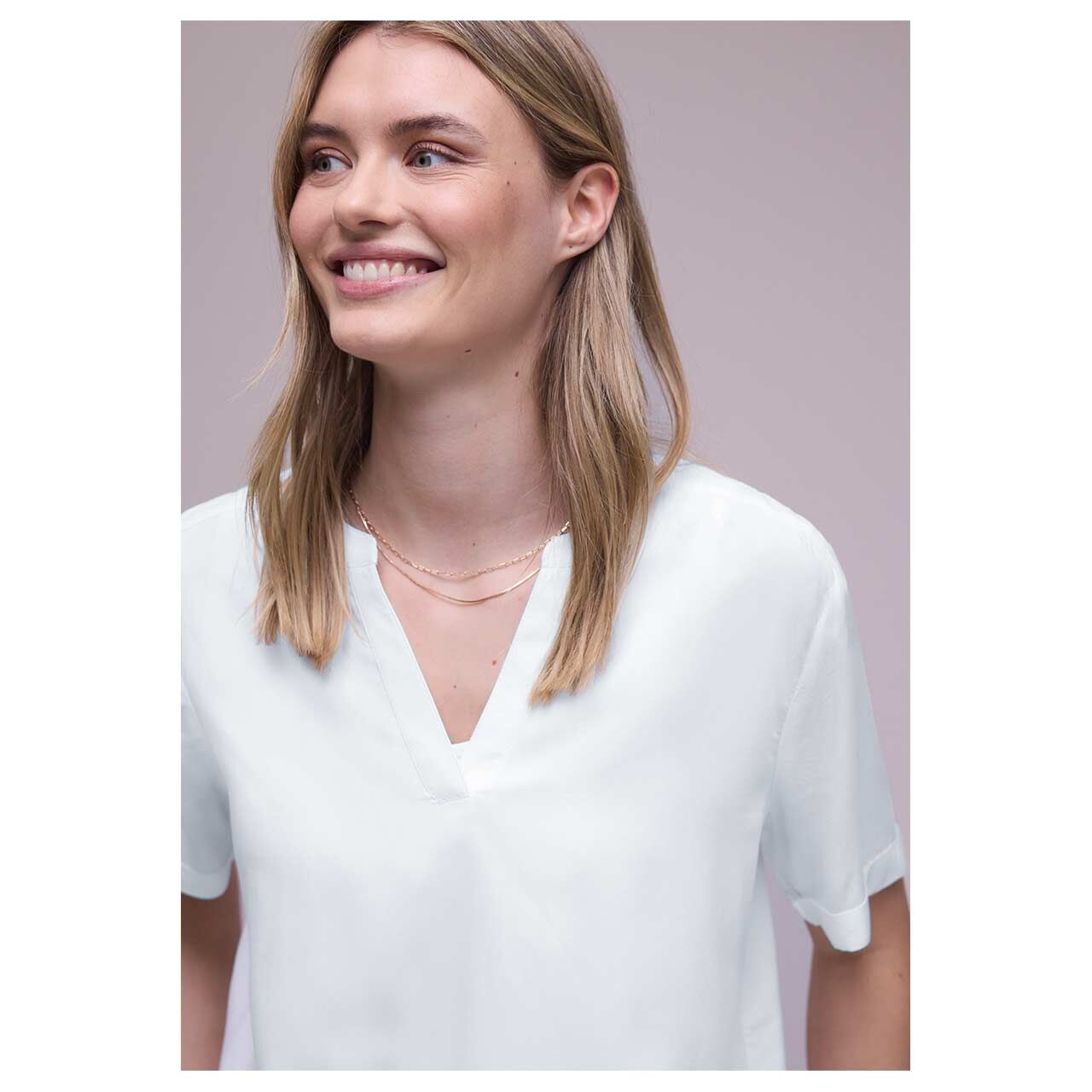 Damen Kurzarm Bluse Splitneck Turn-Up von Street One in Cremeweiß, detaillierte Vorderansicht am Model