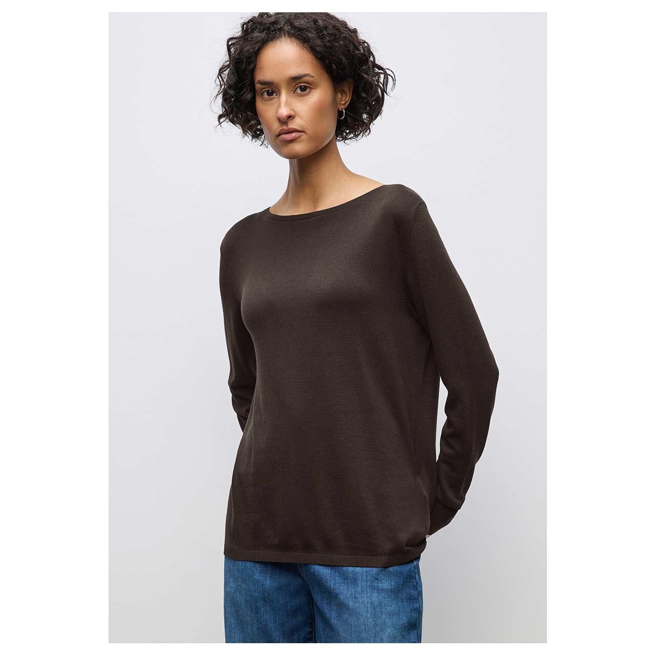 Damen Pullover Rounded U-Boat Neck von Street One in Dunkelbraun, Vorderansicht am Model