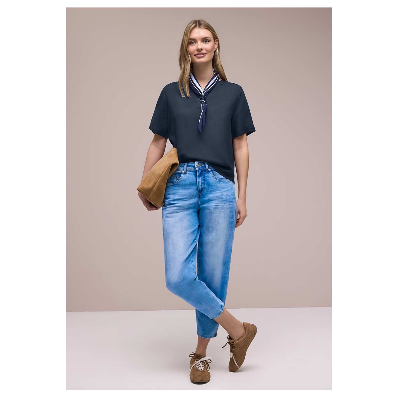 Damen Kurzarm Bluse Splitneck Turn-Up von Street One in Dunkelblau, Ganzkörperansicht