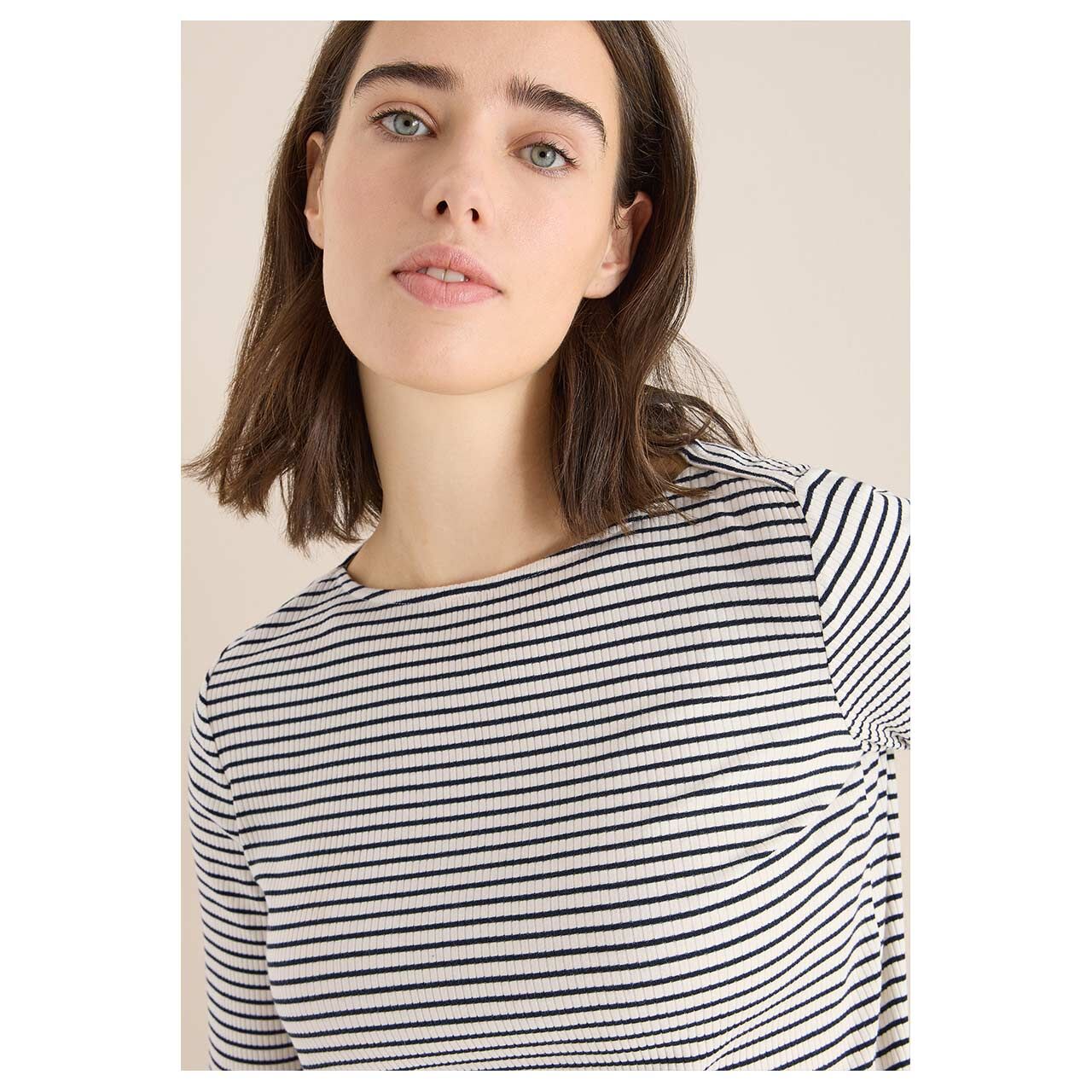 Damen Langarm Shirt Stripe Rib Boatneck von Cecil in Cremeweiß gestreift, detaillierte Ansicht am Model