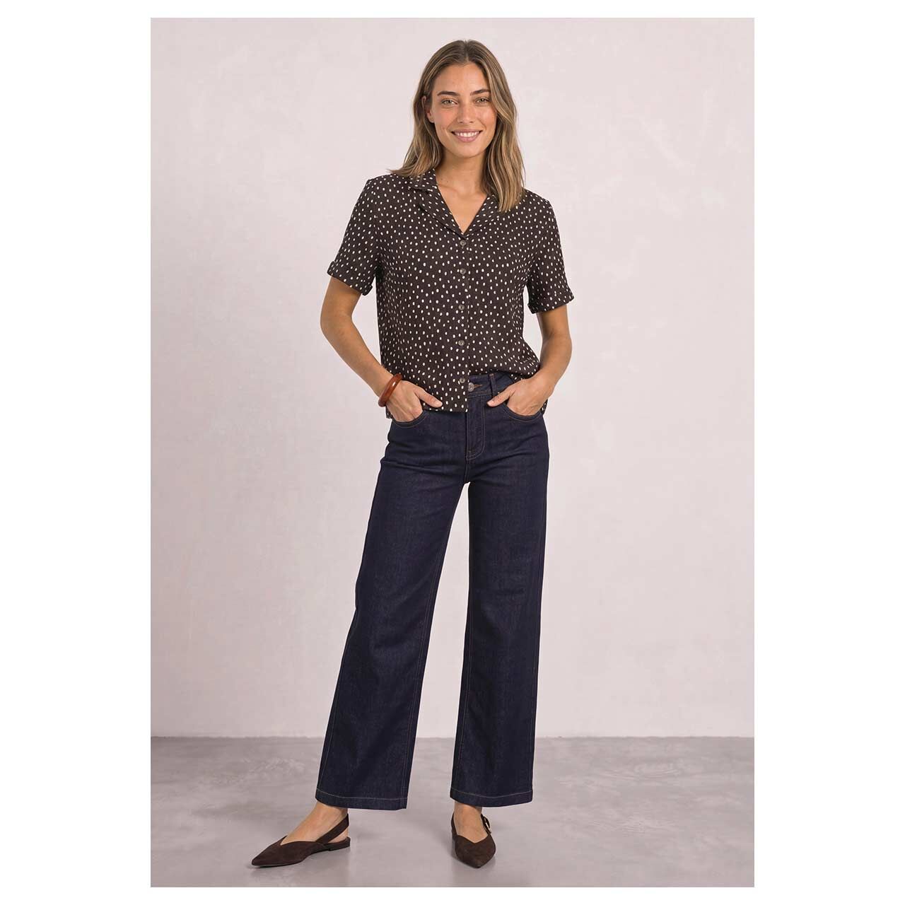 Damen Kurzarm Bluse Printed Crincle von Street One in Dunkelbraun mit Print, Ganzkörperansicht am Model