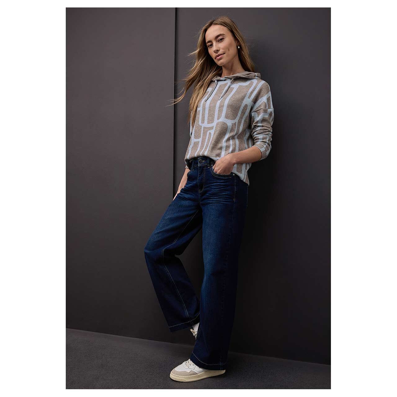 Damen Hoodie Sweatshirt Cosy Printed von Street One in Hellblau mit Print, Ganzkörperansicht am Model