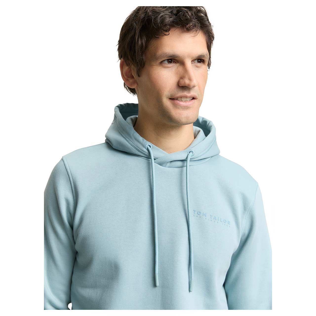 Herren Hoodie Sweatshirt Basic von Tom Tailor in Hellblau, Detailansicht Oberkörper am Model