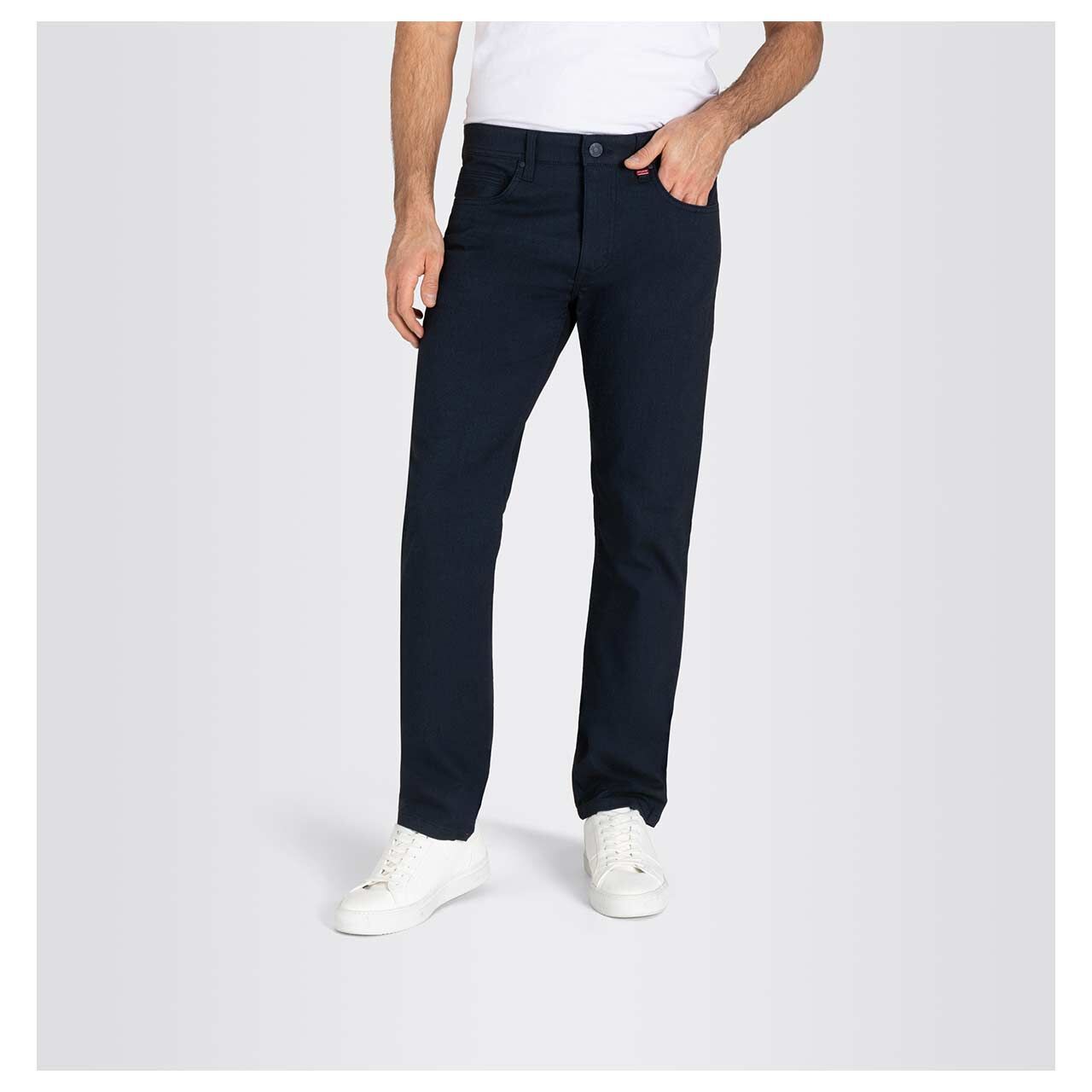 Stretch Herren Hose Arne von MAC in Dunkelblau mit Print, Vorderansicht am Model