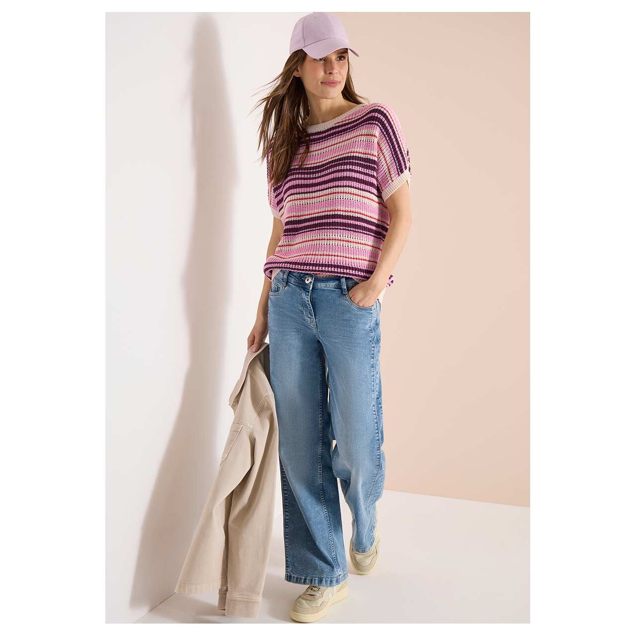 Damen Kurzarm Pullover Fancy Tapeyarn von Cecil in Weinrot gestreift, Ganzkörperansicht am Model