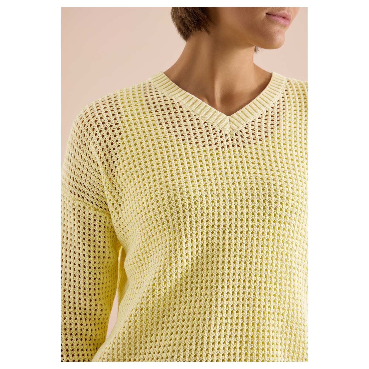 Damen 3/4 Arm Pullover Crochet V-Neck von Cecil in Gelb, detaillierte Vorderansicht am Model