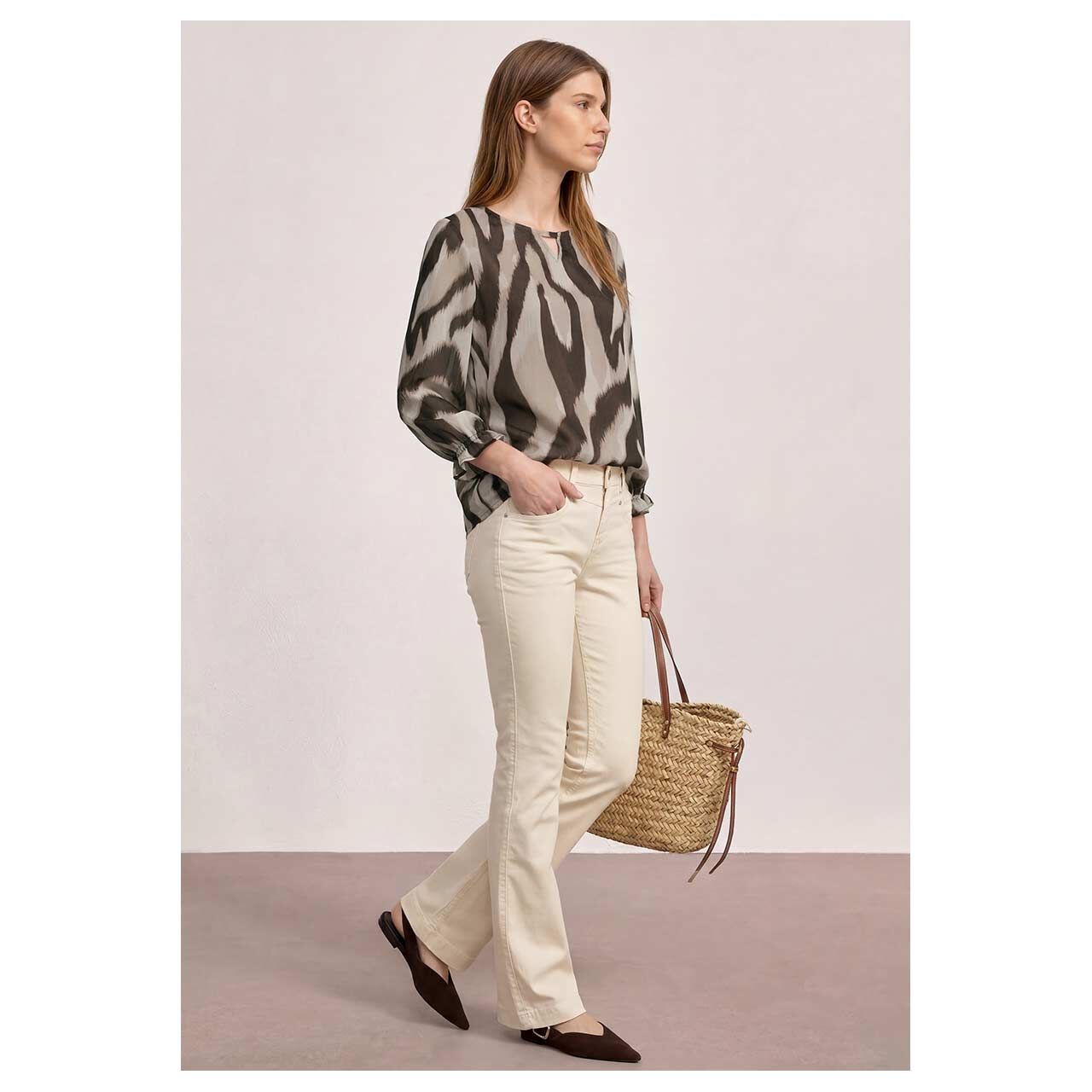 Damen 3/4 Arm Bluse Chiffon Tunic von Street One in Dunkelbraun mit Print, Ganzkörperansicht am Model