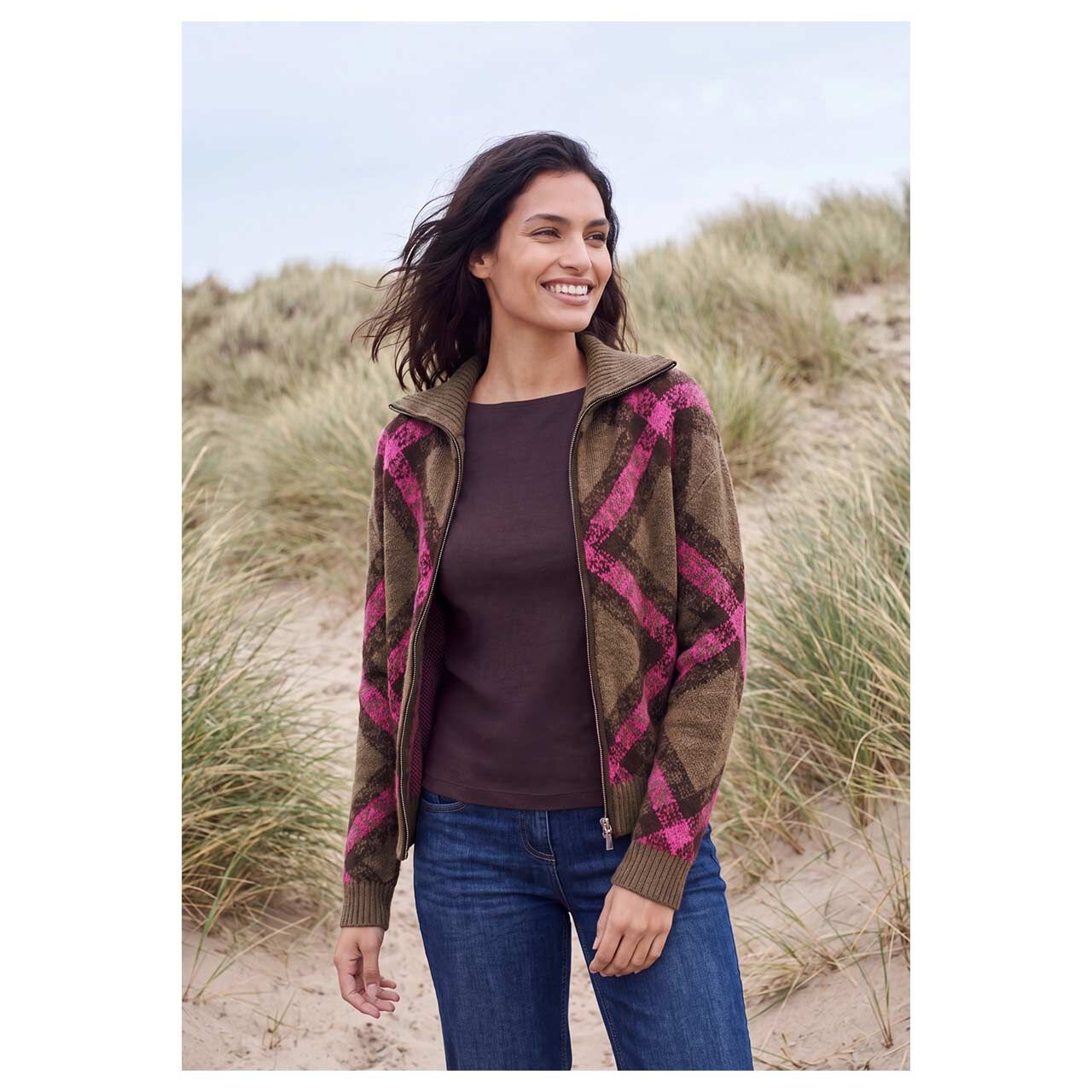 Damen Strickjacke Cosy Featheryarn Cardigan von Cecil in Braun kariert, Vorderansicht am Model