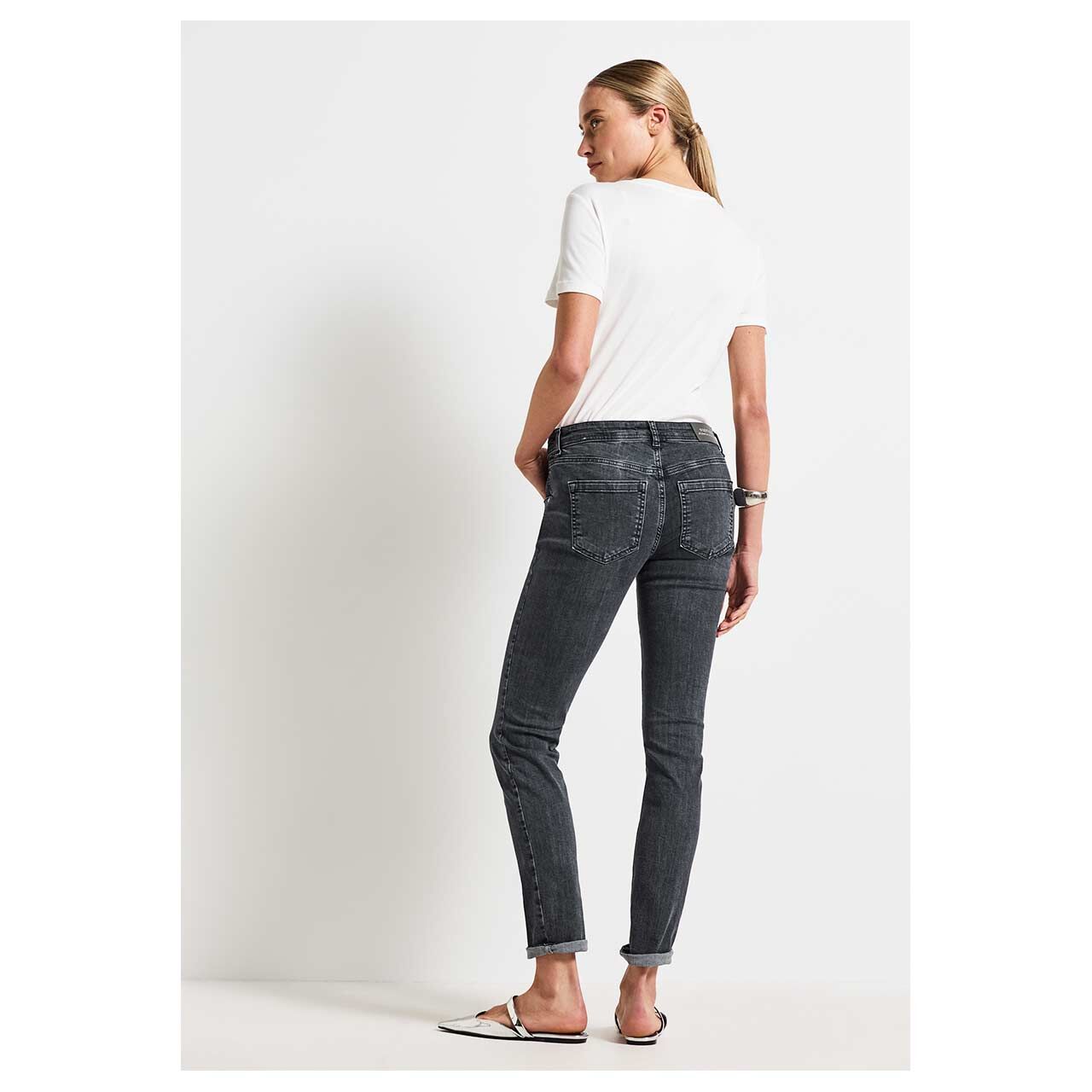 Damenjeans Jane von Street One in Grau angewaschen, Rückansicht am Model