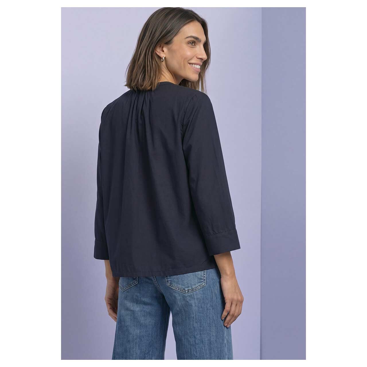 Damen 3/4 Arm Bluse Splitneck Button Detail von Street One in Dunkelblau, Rückansicht am Model