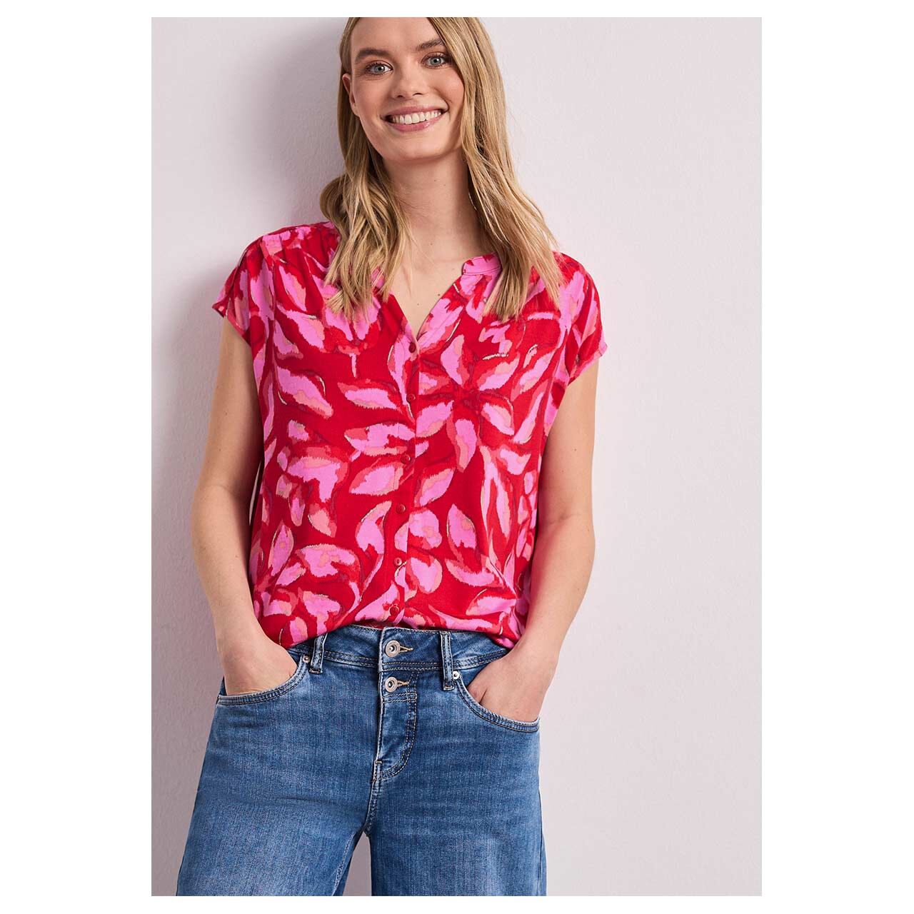 Damen T-Shirt Printed Buttons von Street One in Rot mit Print, Vorderansicht am Model