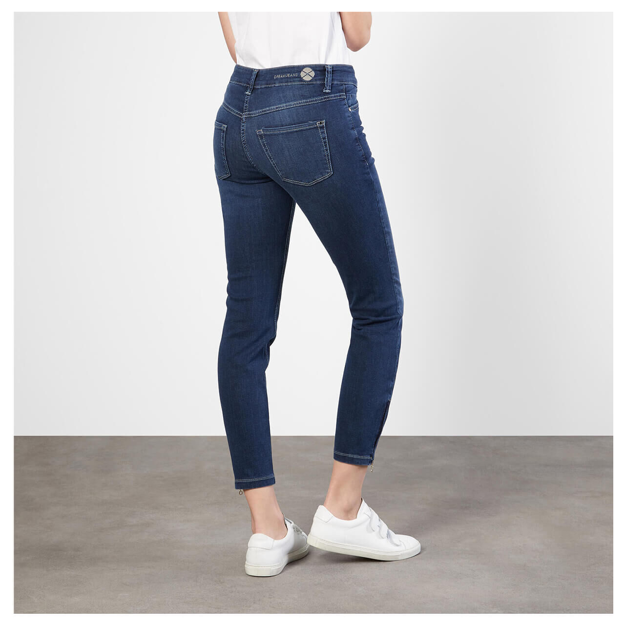 mac-dream-chic-7-8-jeans-dark-used-d853-model-hinten Damen 7/8 Jeans Dream Chic von MAC in Dunkelblau verwaschen, Rückansicht am Modell