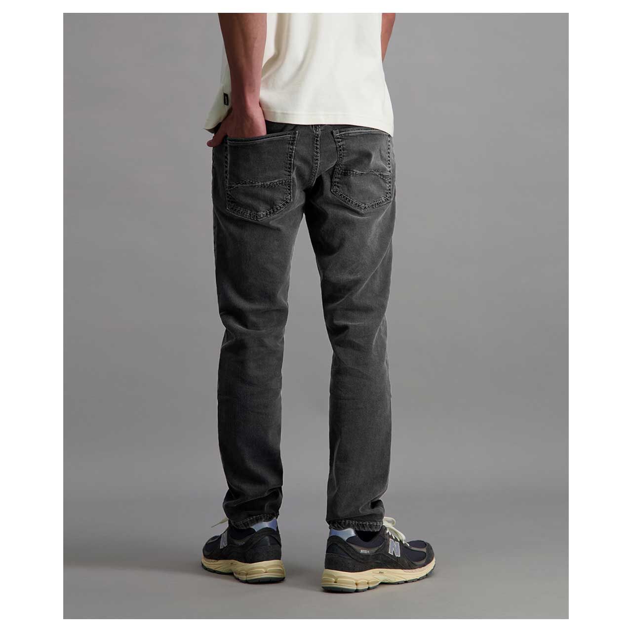 Herren Jeans Rando Megaflex von Pioneer in Dunkelgrau angewaschen, Rückansicht am Model