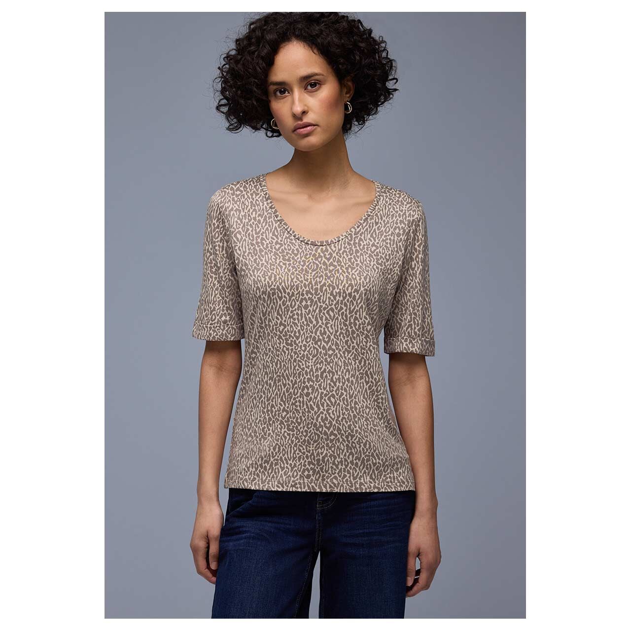 Damen T-Shirt Printed Rounded V-Neck von Street One in Beige mit Print, Vorderansicht am Model