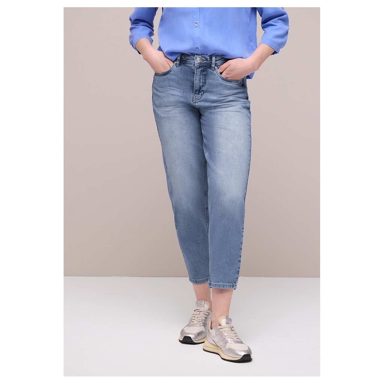 Damen Ankle Jeans Karlie Barrel von Street One in Hellblau angewaschen, Vorderansicht am Model