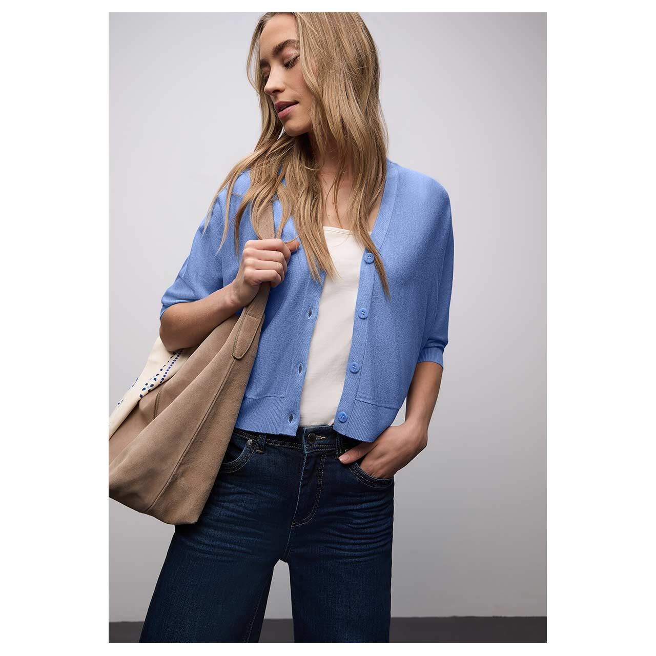 Damen Strickjacke V-Neck Button Up Cardigan von Street One in Blau meliert, Detailansicht Oberkörper am Model
