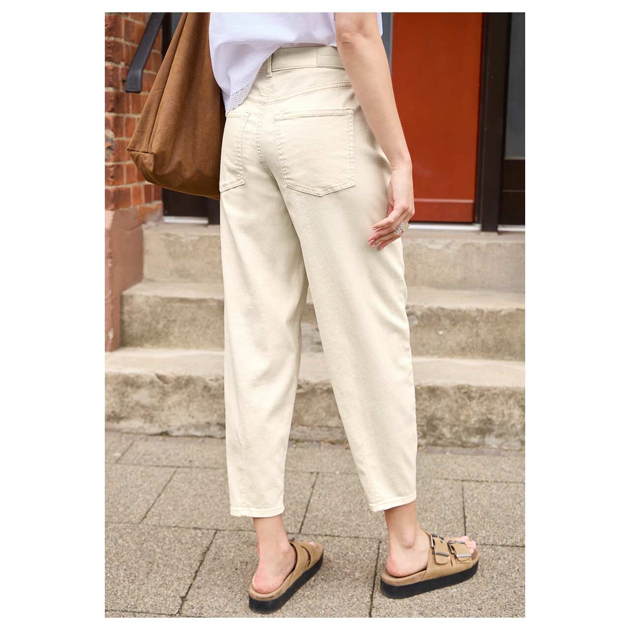 Damen Ankle Jeans Barrel von Street One Studio in Cremeweiß, Rückansicht am Model