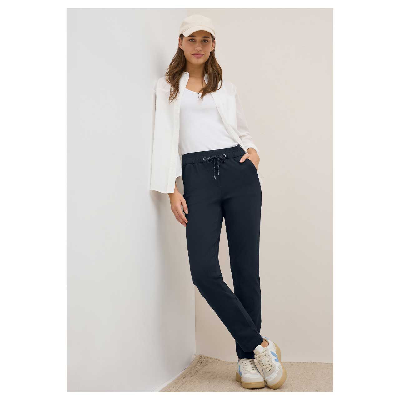 Stretch Damenhose Jogpants Tracey von Cecil in Dunkelblau, Rückansicht am Model in der Totalen