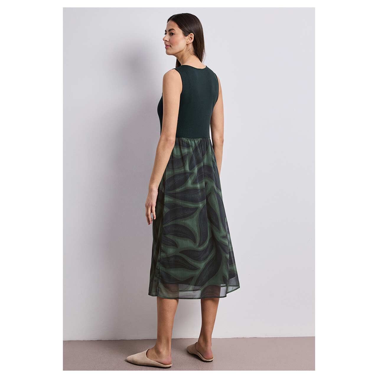 Damen Trägerkleid Mat Mix Chiffon Dress von Street One in Dunkelgrün mit Print, Rückansicht am Model