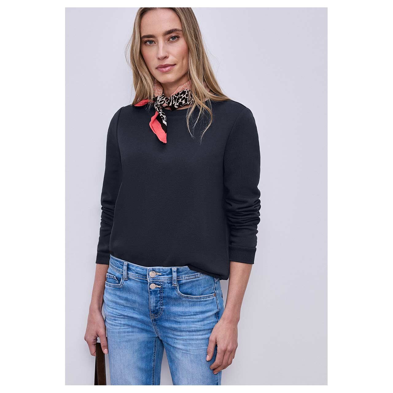 Damen Sweatshirt Basic von Street One in Dunkelblau, Vorderansicht am Model